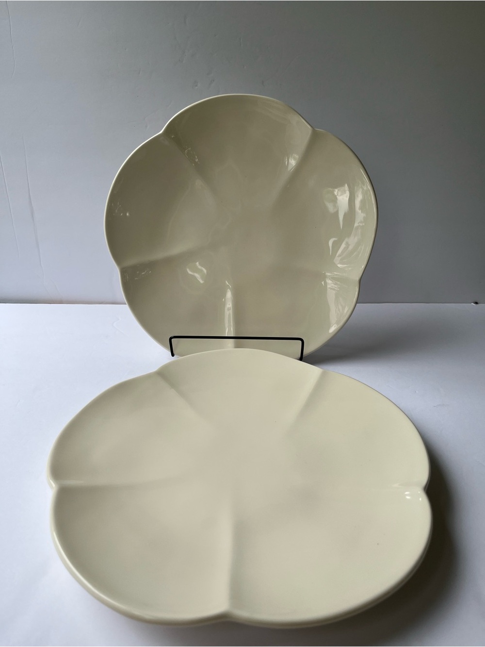 Crate & Barrel PETAL 2 Dinner Plates  B Eigen Flower Shaped Creamy White